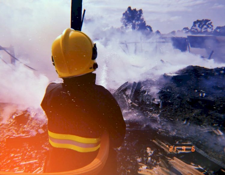 INCÊNDIO DESTRÓI BARRACÃO EM FAZENDA NO INTERIOR DE LEBON RÉGIS