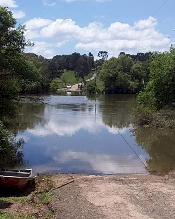 BALÇA QUE FAZ A TAVESSIA DO RIO CANOAS ENTRE CORREIA PINTO E PONTE ALATA ESCAPA DO CABO E FICA A DERIVA COM CRIANÇAS E ADULTOS.