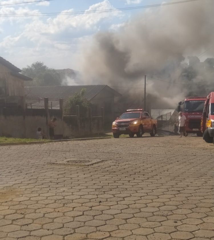 DUAS PESSOAS MORREM CARBONIZADAS DURANTE INCÊNDIO EM RESIDÊNCIA