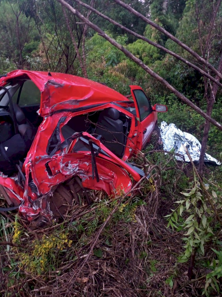 JOVEM DE 17 ANOS MORRE EM COLISÃO ENTRE CARRO E CAMINHÃO