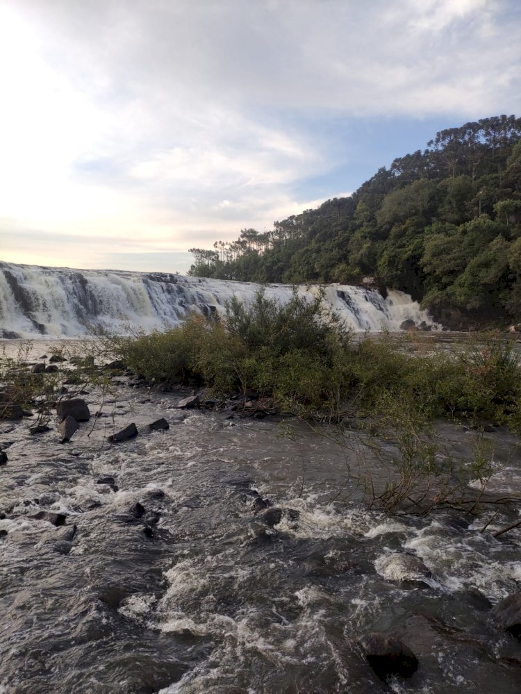 JOVEM MORRE AO CAIR  EM CACHOEIRA E SUBMERGIR NAS AGUAS