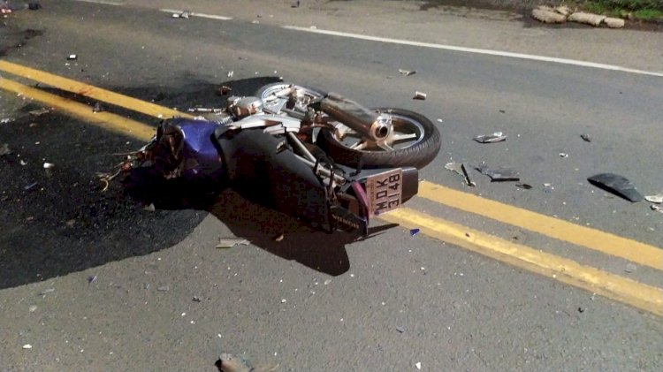 MOTOQUEIRO MORRE ATROPELADO APÓS COLIDIR MOTO CONTRA CAMINHÃO