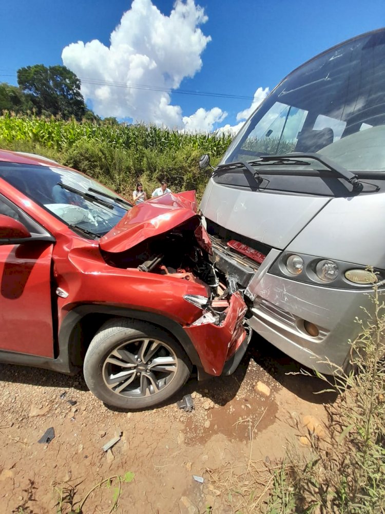 ÔNIBUS ESCOLAR E VEÍCULO DE PASSEIO COLIDEM FRONTALMENTE