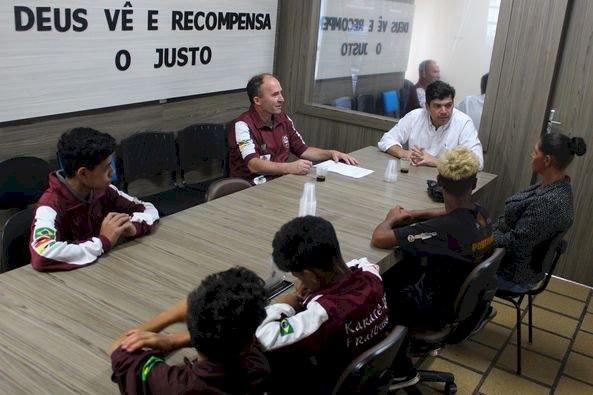 PREFEITO DOUGLAS, RECEBE INTEGRANTES DO PROJETO CIDADÃO DO FUTURO DE KARAT-DO