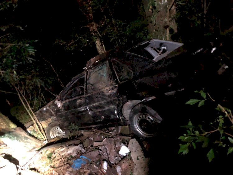 LEBON RÉGIS: VEÍCULO SAI DA PISTA E CAI EM RIBANCEIRA NO BAIRRO GRUTA