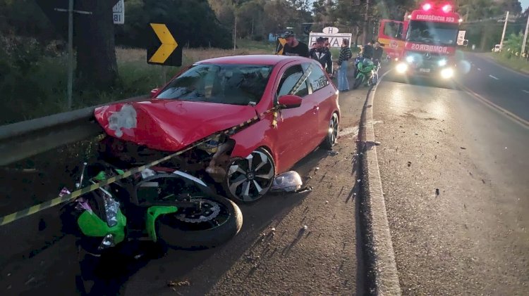 HOMEM MORRE AO COLIDIR MOTO CONTRA VEICULO