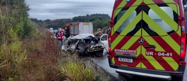 HOMEM FICA GRAVEMENTE FERIDO EM COLISÃO ENTRE CARRO E CARRETA