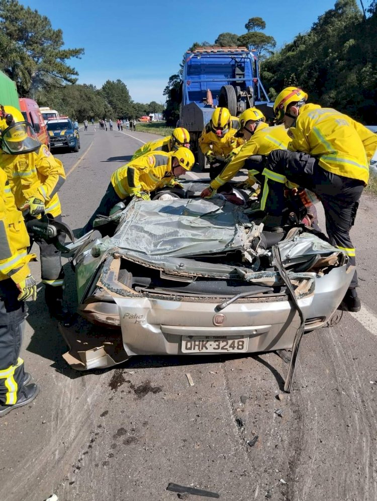 MILAGRE: UMA PESSOA É RETIRADA VIVA DE VEÍCULO ESMAGADO POR CARRETA CONTÊINER; OUTRAS DUAS MORRERAM