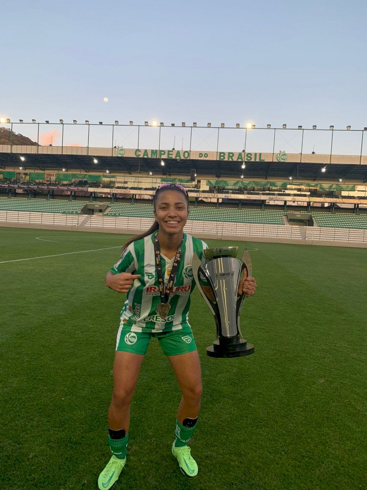 JOGADORA LEBONREGENSE DE FUTEBOL É PRIMEIRA ATLETA A ALCANÇAR 50 JOGOS PELO JUVENTUDE DE CAXIAS