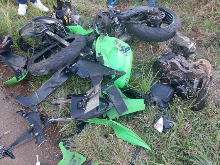 HOMEM MORRE AO COLIDIR  MOTO CONTRA RODADO DE CAMINHÃO