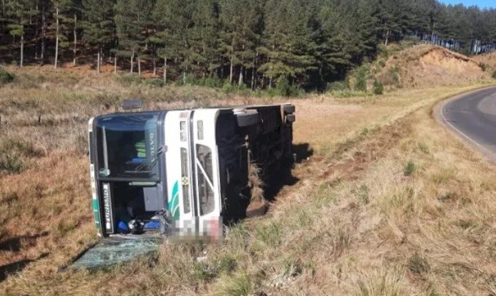 ACIDENTE ENVOLVENDO ÔNIBUS DEIXA 16 PESSOAS FERIDAS NA SC-350