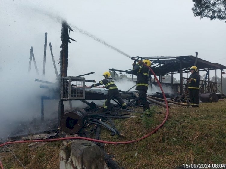 BARRACÃO E DEEK SÃO DESTRUÍDO PELO FOGO, APÓS FESTA EM SANTA CECCILIA