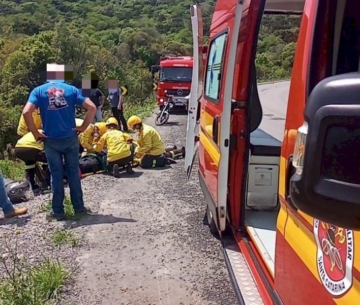 APÓS CAIR EM RIBANCEIRA DE APROXIMADAMENTE 10 METROS, MOTOCICLISTA FICA FERIDO