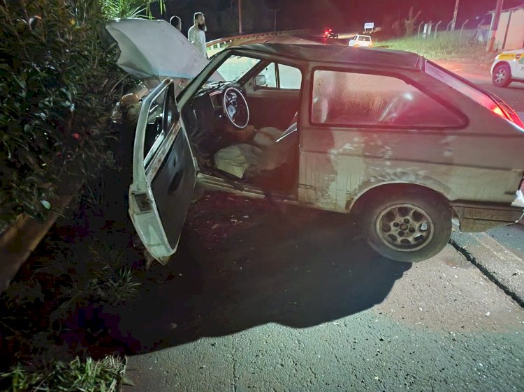 LEBON RÉGIS: VEÍCULO COLIDE NA TRASEIRA DE CARRETA E OCUPANTES SE EVADEM DO LOCAL