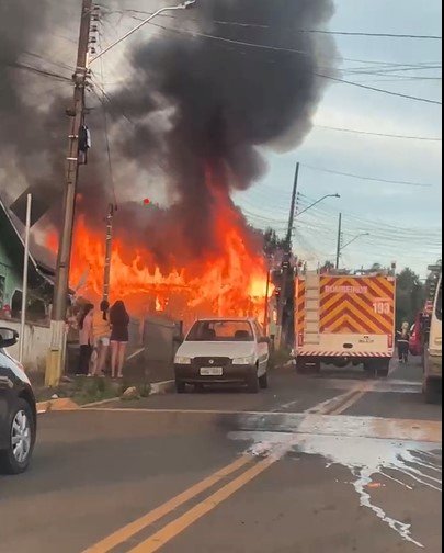 LEBON RÉGIS: INCÊNDIO DESTRÓI RESIDÊNCIA NO BAIRRO ABRAÃO MACIEL