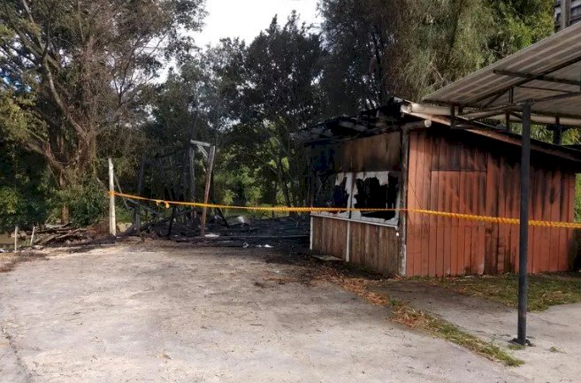 CASA DO HOMEM BOMBA EM SANTA CATARIN É INCENDIADA