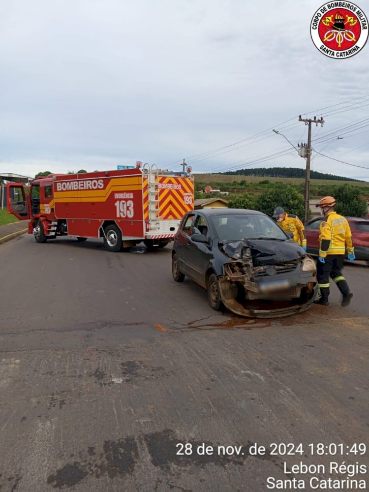 LEBON RÉGIS: CARRO COLIDE CONTRA CAMINHÃO E MOTORISTA SE EVADE DO LOCAL