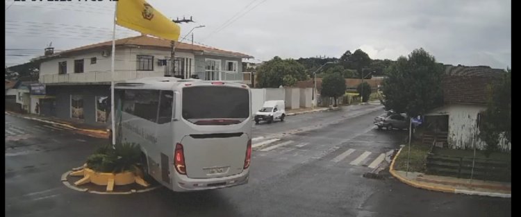 LEBON RÉGIS: ÔNIBUS DE UNIVERSIDADE DANIFICA RÓTULA E MOTORISTA FOGE DO LOCAL