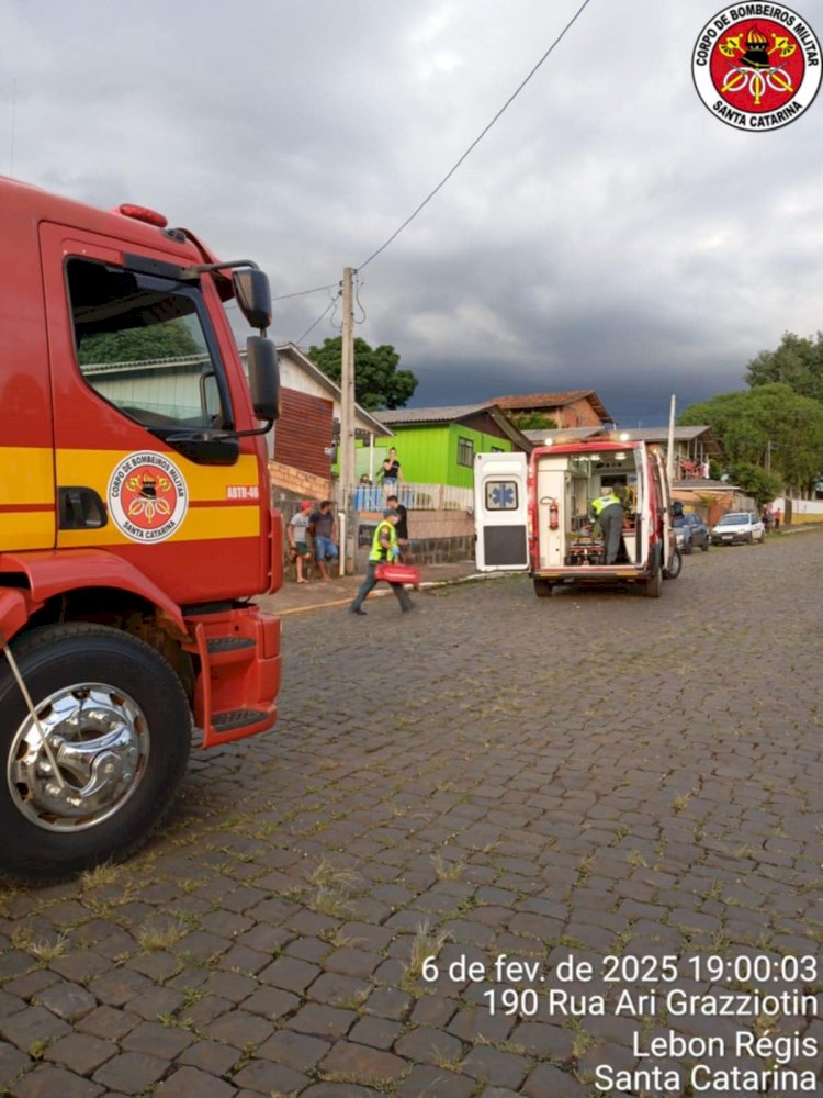 COLISÃO TRASEIRA NO BAIRRO DA GRUTA DEIXA VÁRIOS FERIDOS