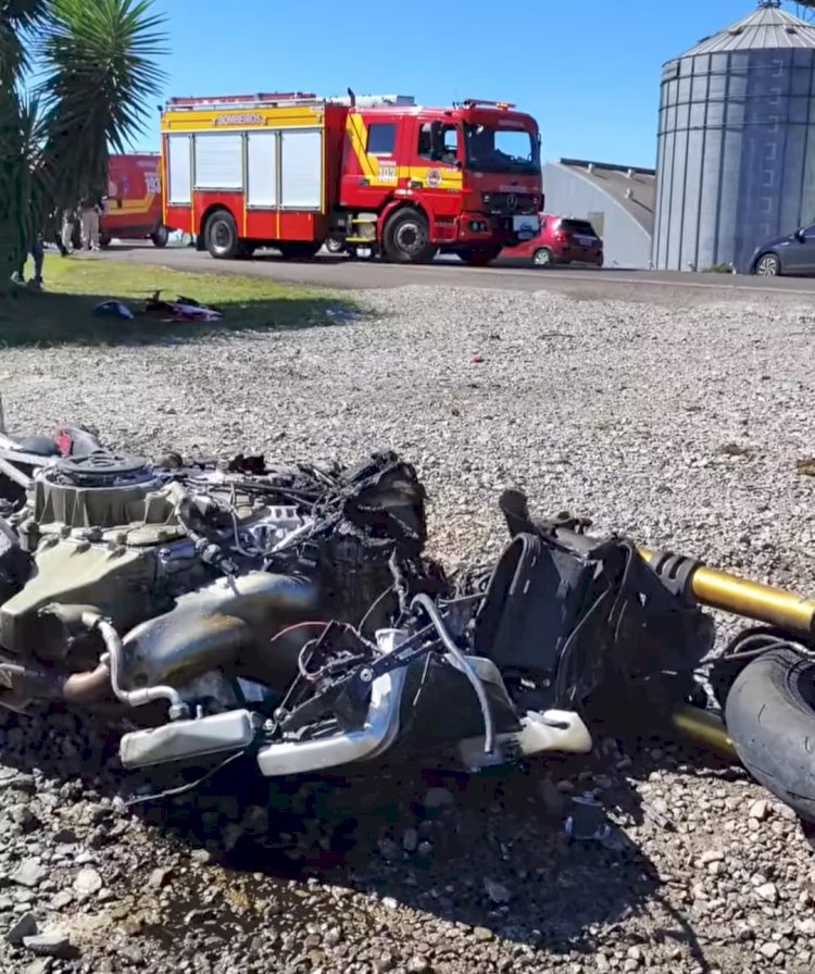 HOMEM MORRE AO COLIDIR MOTOCICLETA EM TRASEIRA DE CAMINHÃO