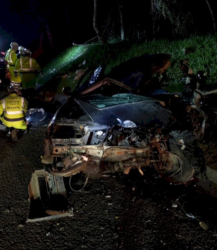 DUAS PESSOAS MORREM E DUAS FICAM FERIDAS EM COLISÃO ENTRE CARRO E CAMINHÃO