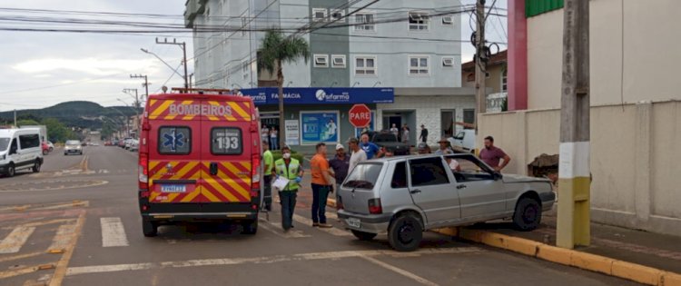 LEBON RÉGIS: COLISÃO ENTRE VEÍCULO E MÁQUINA PESADA DEIXA IDOSA FERIDA