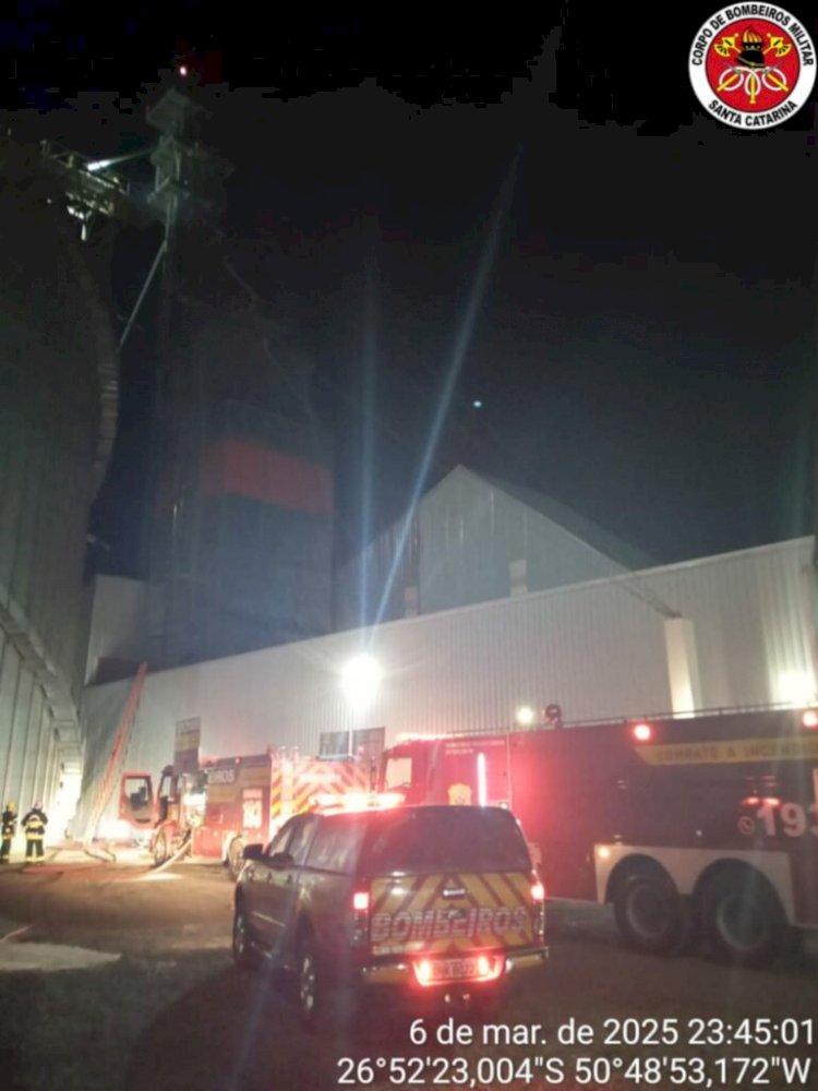 BOMBEIROS DE LEBON RÉGIS COMBATEM INCÊNDIO EM SILO SECADOR DE GRÃOS