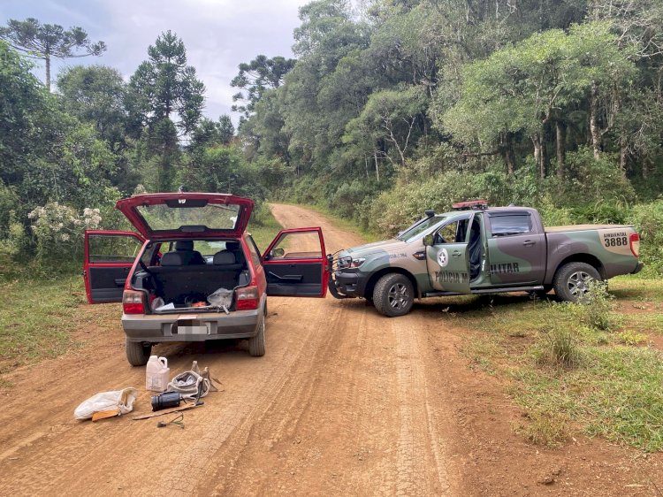 LEBON RÉGIS: HOMENS SÃO FLAGRADOS COM ARMA ARTESANAL ESCONDIDO EM VEÍCULO